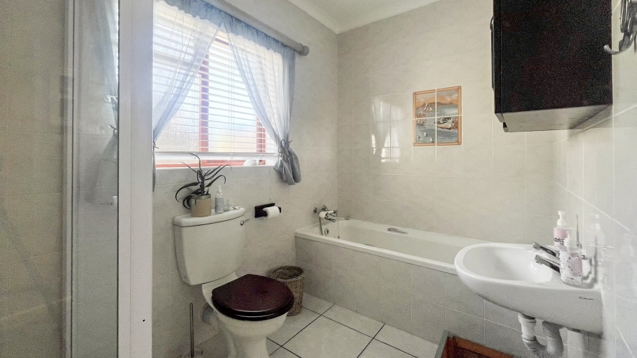 To Let 4 Bedroom Property for Rent in Country Club Western Cape
